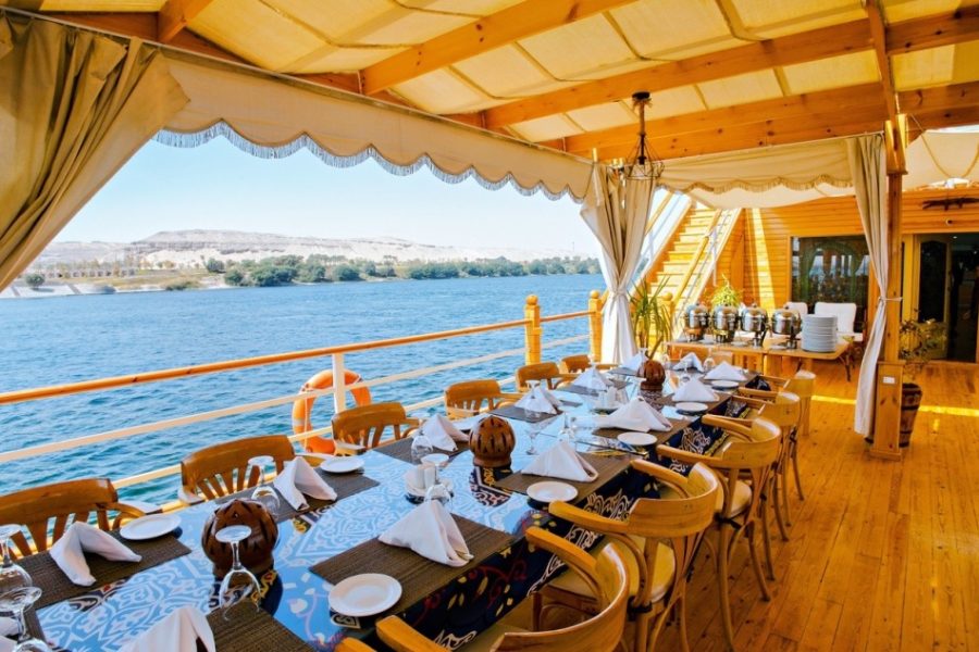 Dahabyia sur le Lac Nasser: Un voilier naviguant d'Assouan à Abou Simbel avec des personnes à bord