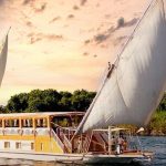 Dahabyia sur le Lac Nasser: Un voilier naviguant d'Assouan à Abou Simbel avec des personnes à bord